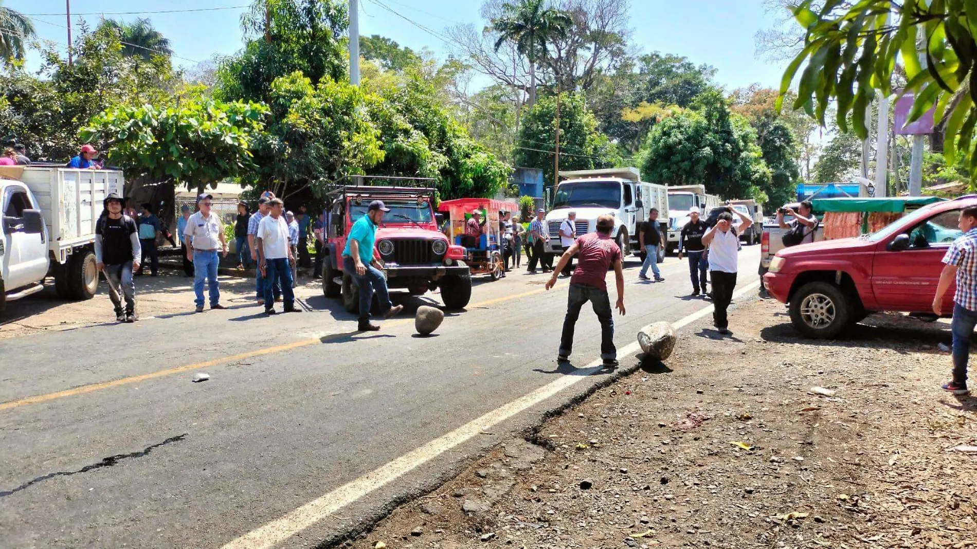 cafetaleros quitando el bloqueo